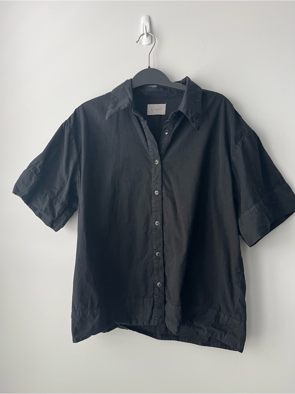 ALOHAS Black Short-Sleeve Button-Down Shirt